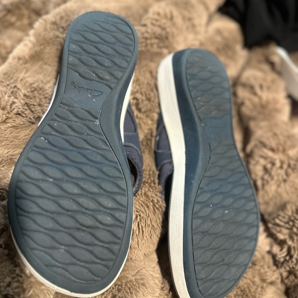 Clark’s-Navy and White Flip Flops - Picture 2 of 5